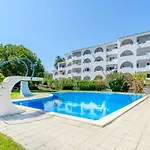 Apartman Cozy 1-bedroom Apartment, Pool,